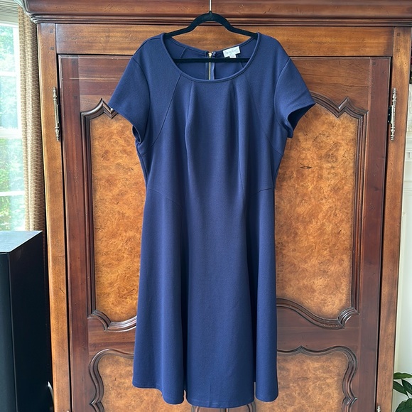 Avenue Navy Short Sleeve Dress with Zipper in Back (Size 18/20) - Picture 7 of 16